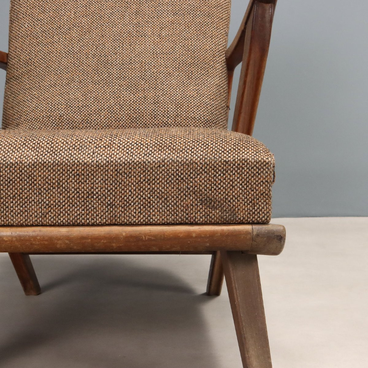 Paire de fauteuils vintage avec pieds et accoudoirs en bois apparents, rembourrage en mousse et-photo-3
