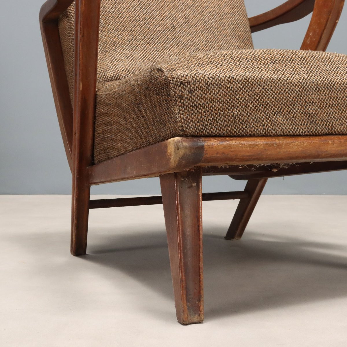 Paire de fauteuils vintage avec pieds et accoudoirs en bois apparents, rembourrage en mousse et-photo-4