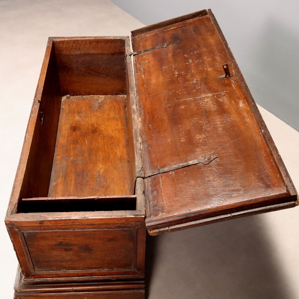 Antique Chest Carved And Decorated Walnut Italy XVIII Century-photo-4