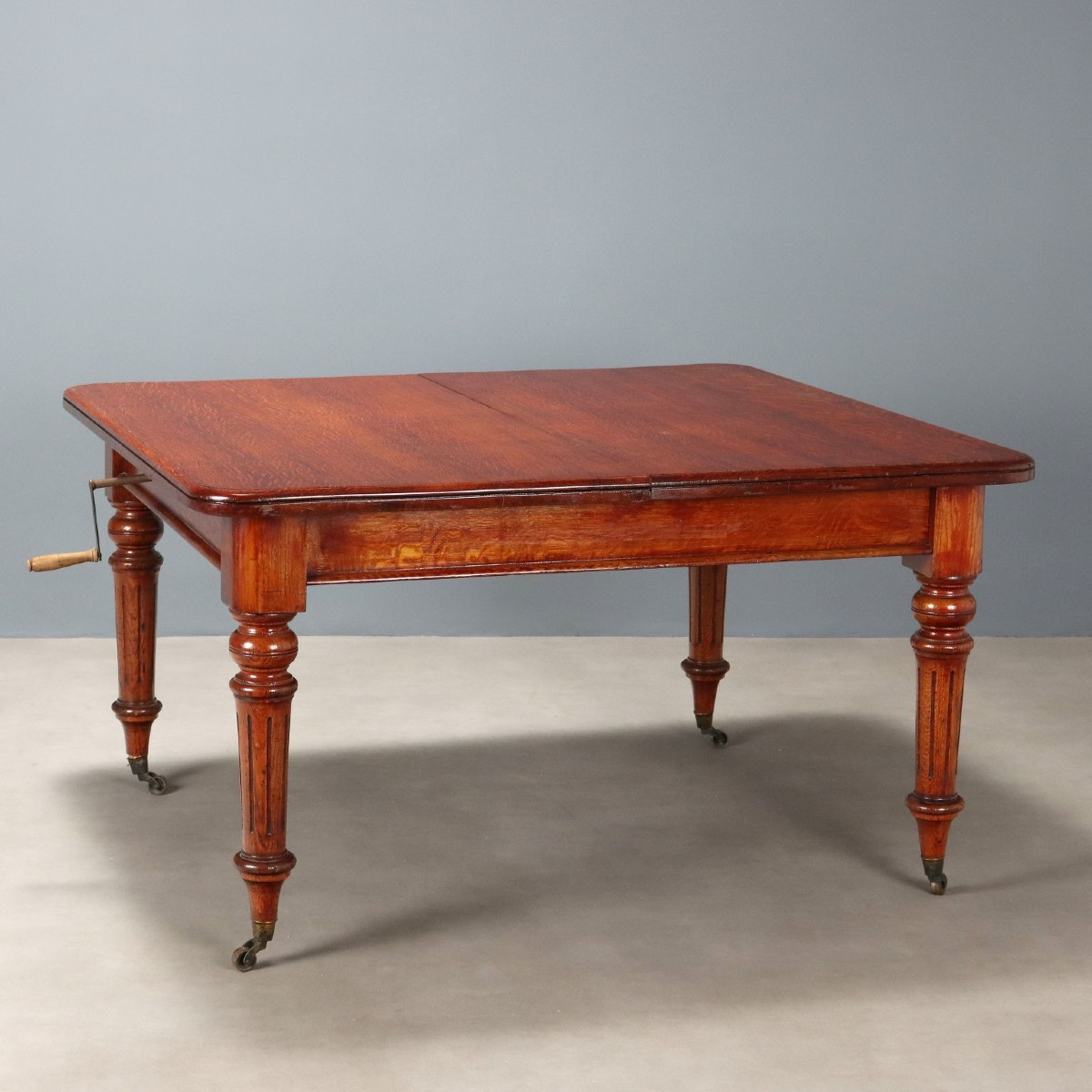 Table en chêne teinté acajou Angleterre, milieu du XIXe siècle