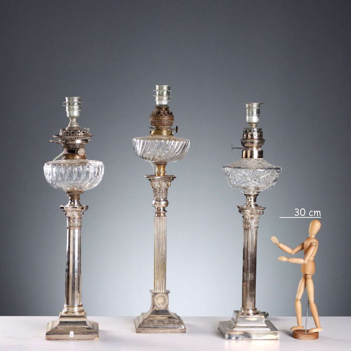Ensemble de trois lampes en métal argenté et verre Angleterre, début des années 1900-photo-2