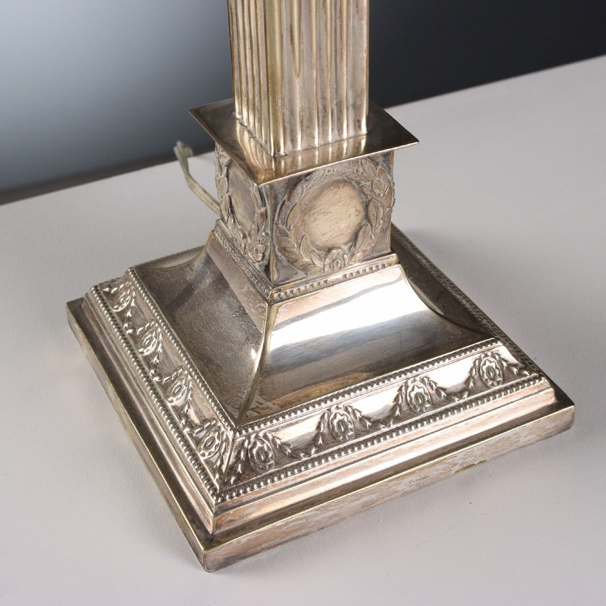 Ensemble de trois lampes en métal argenté et verre Angleterre, début des années 1900-photo-1