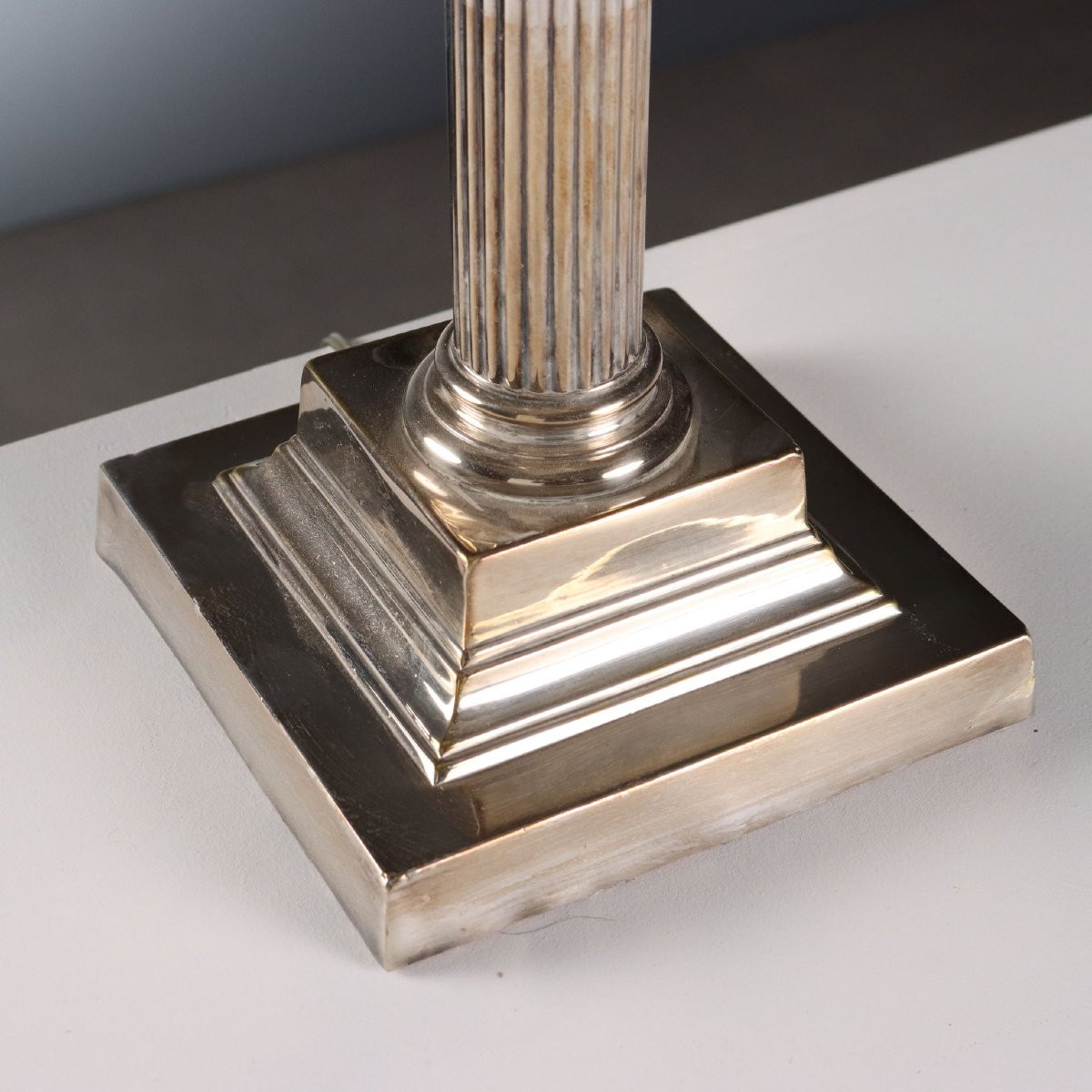 Ensemble de trois lampes en métal argenté et verre Angleterre, début des années 1900-photo-4