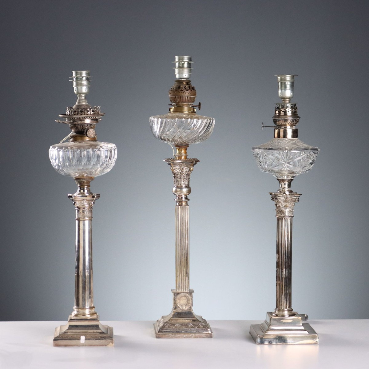 Ensemble de trois lampes en métal argenté et verre Angleterre, début des années 1900