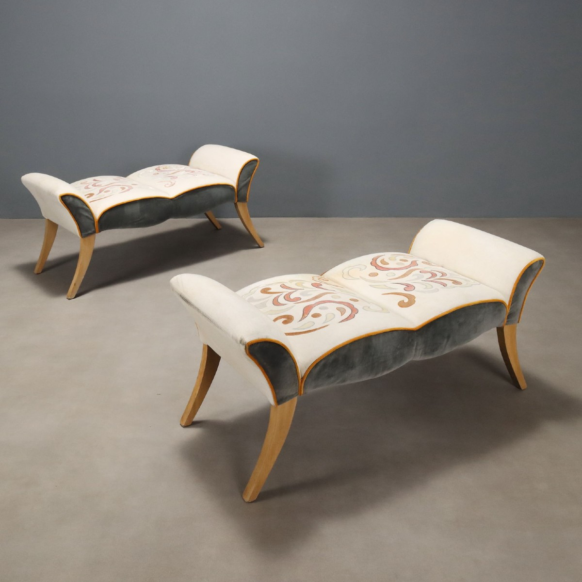 Paire de canapés en forme de bateau Italie du XXe siècle