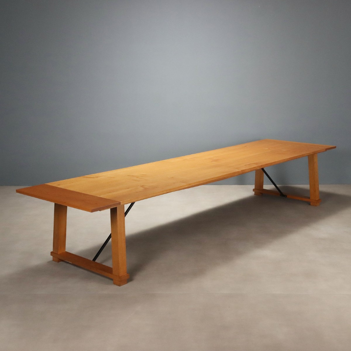 Grande table en chêne Italie XXe siècle