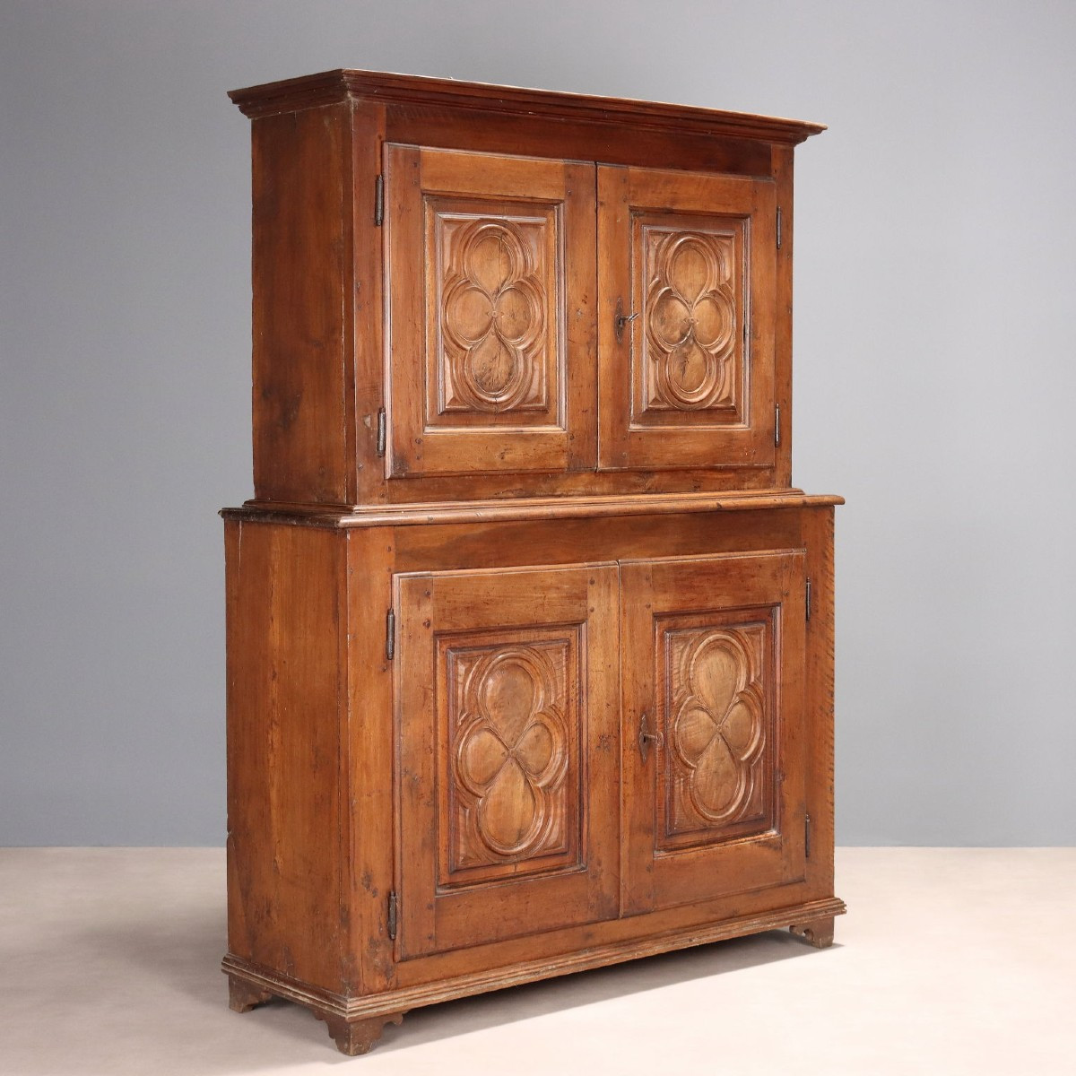 Buffet Baroque Ancien Noyer Gravé Paire de Volets du XVIIe Siècle