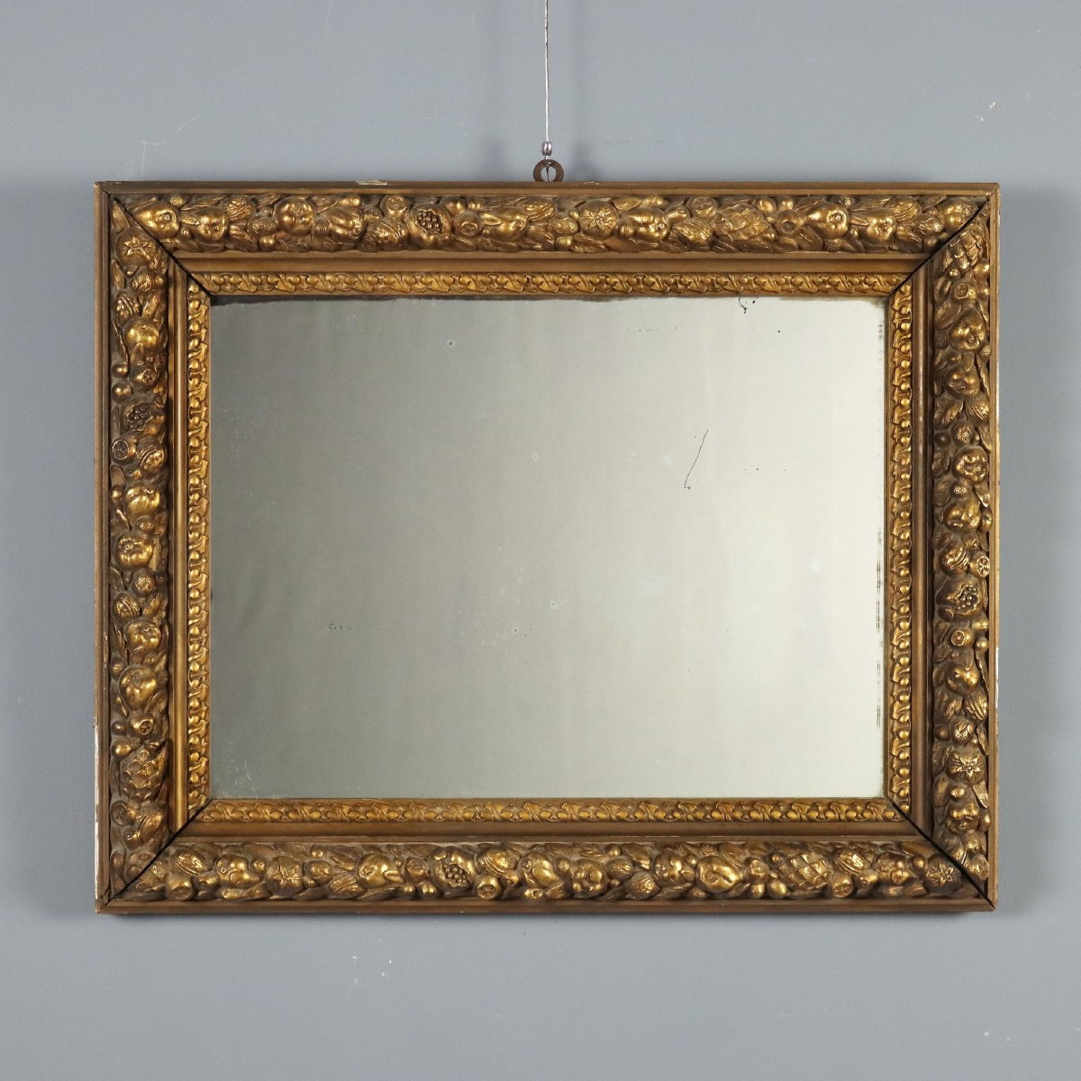 Miroir avec cadre en bois doré et sculpté Italie, début du XXe siècle