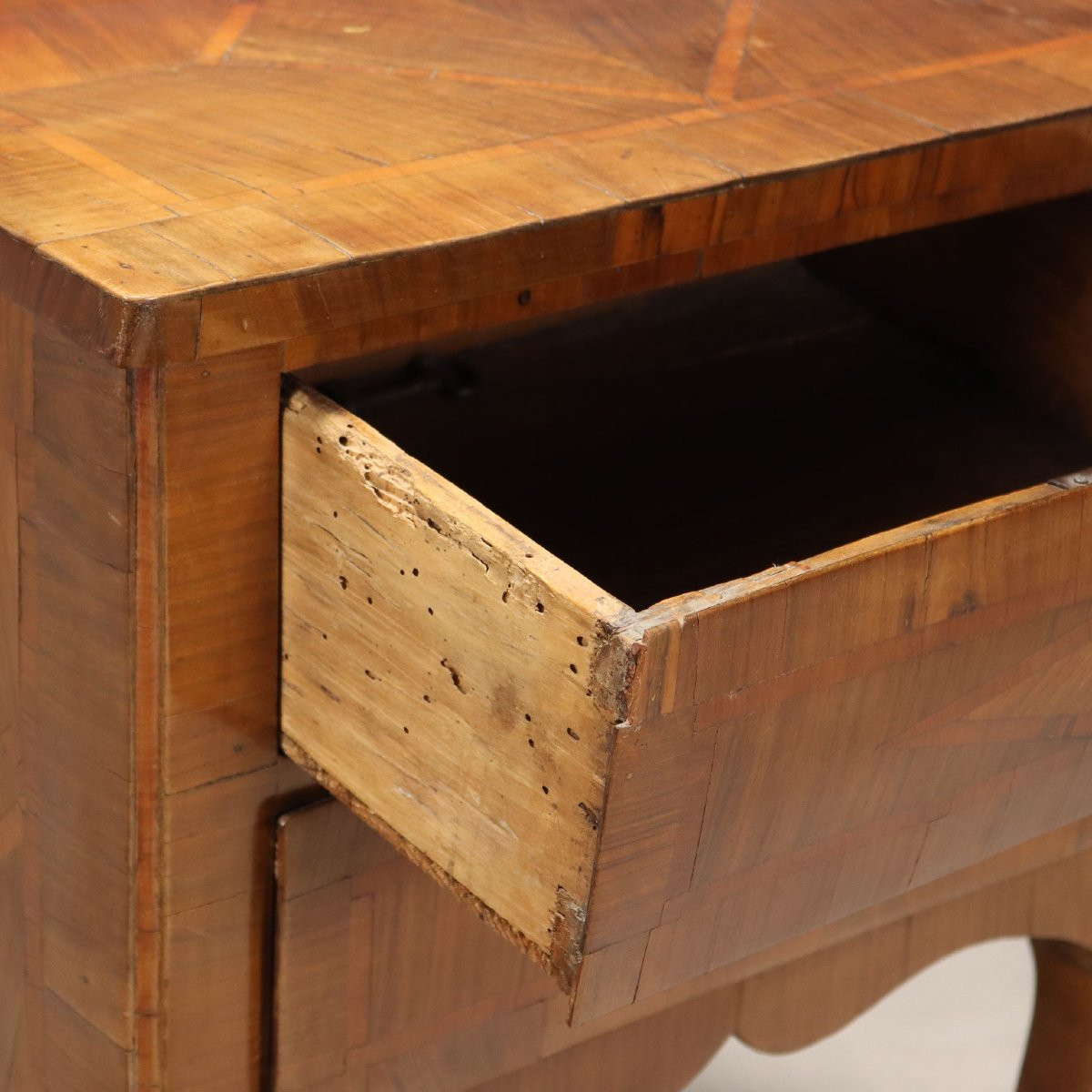 Table de chevet baroque en noyer Italie centrale, milieu du XVIIIe siècle-photo-4