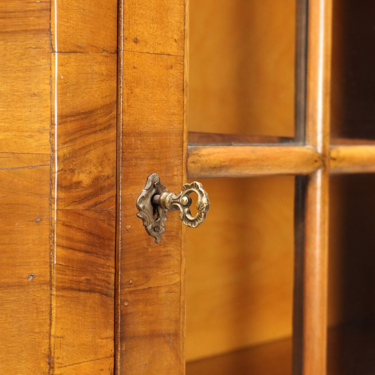 Vitrine en noyer Italie, début du XXe siècle-photo-2