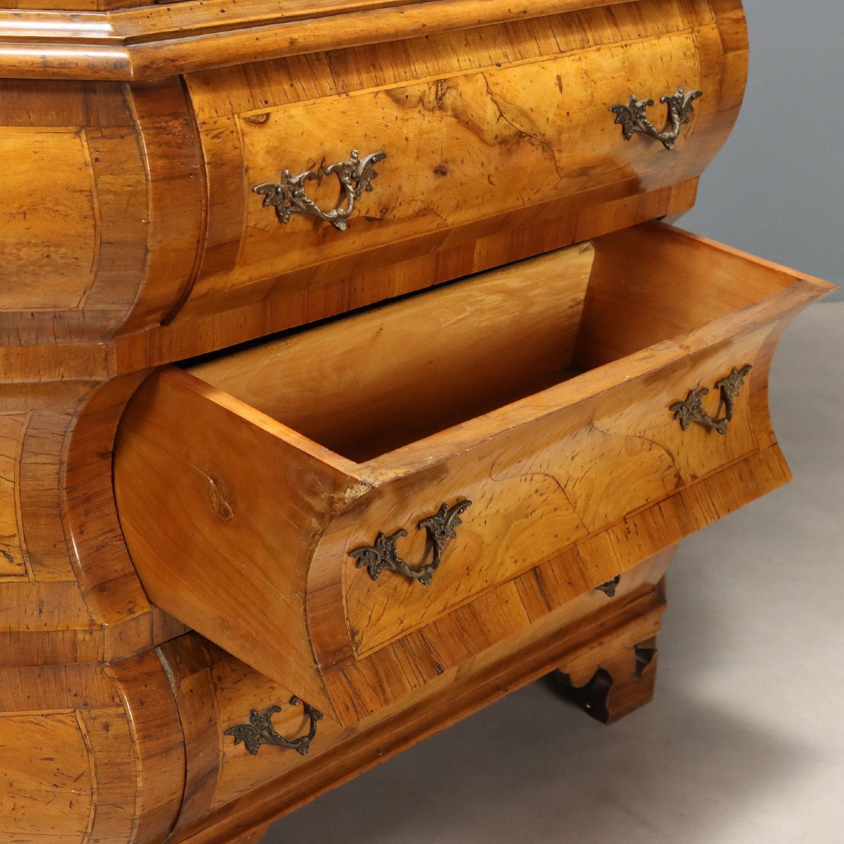 Vitrine en noyer Italie, début du XXe siècle-photo-3