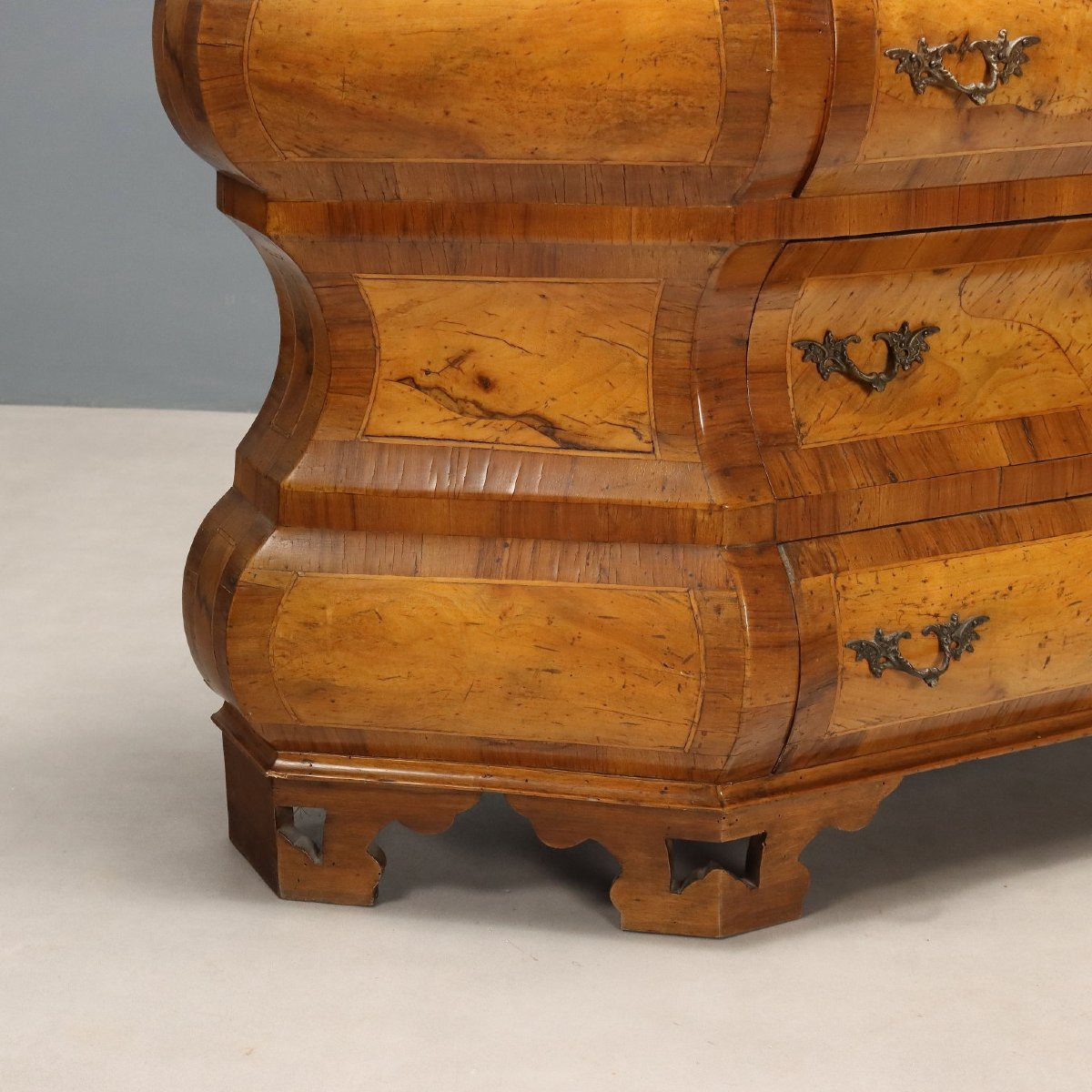 Vitrine en noyer Italie, début du XXe siècle-photo-5