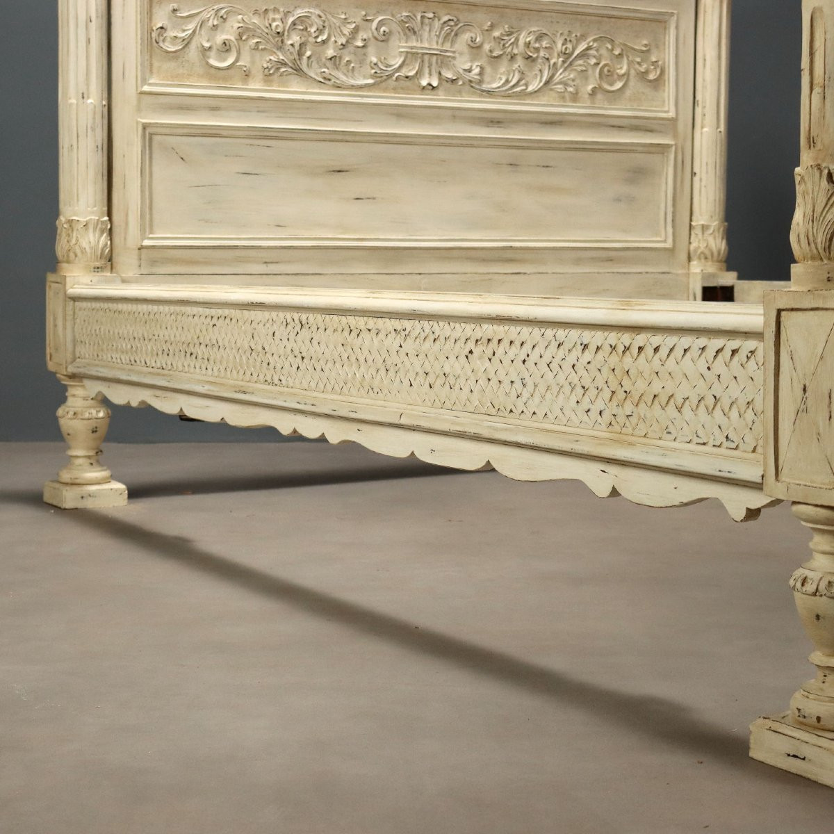 Neo-renaissance Bed-photo-1