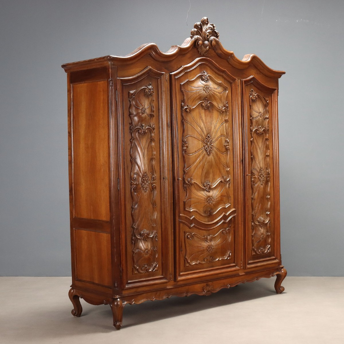 Armoire Ancienne Style Baroque Noyer 3 Volets Italie, Moitié du XXe Siècle
