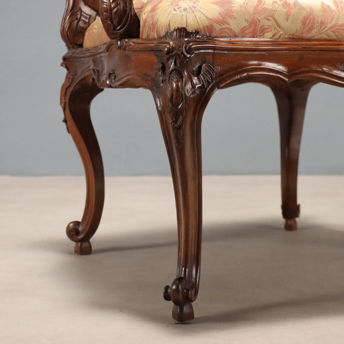 Fauteuil baroque en noyer Gênes, milieu du XVIIIe siècle-photo-2