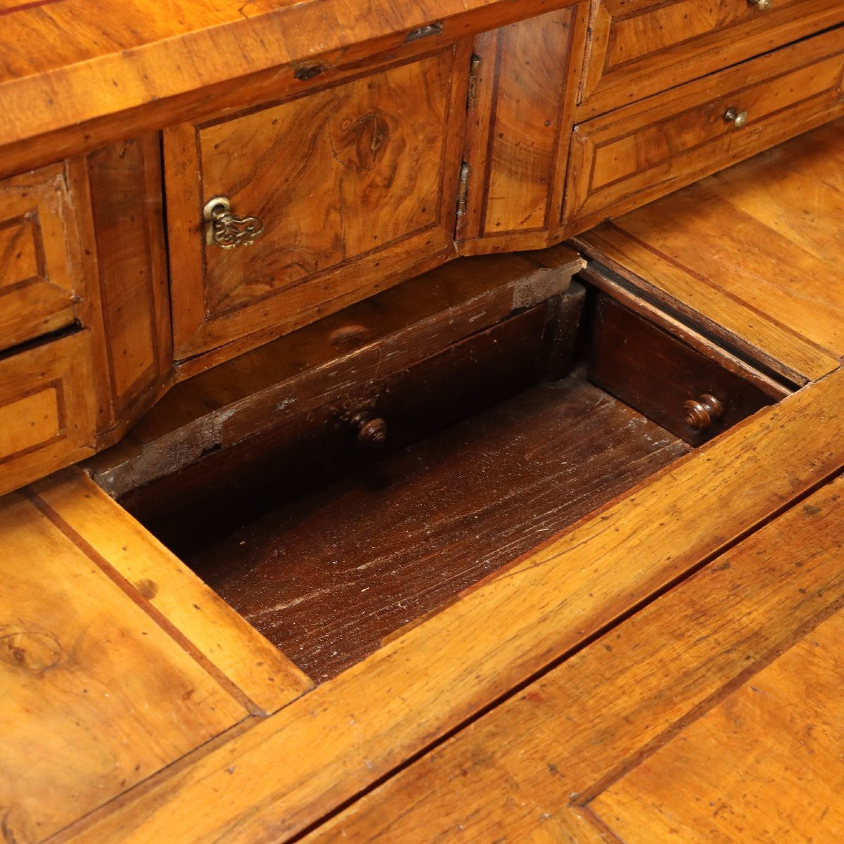 Cabinet à abattants en noyer baroque Vénétie, XVIIIe siècle-photo-4