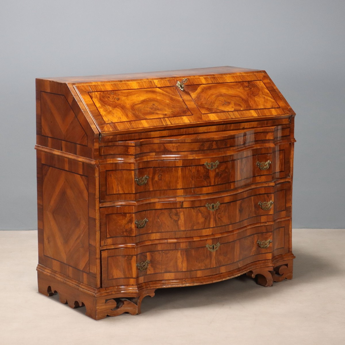 Cabinet à abattants en noyer baroque Vénétie, XVIIIe siècle