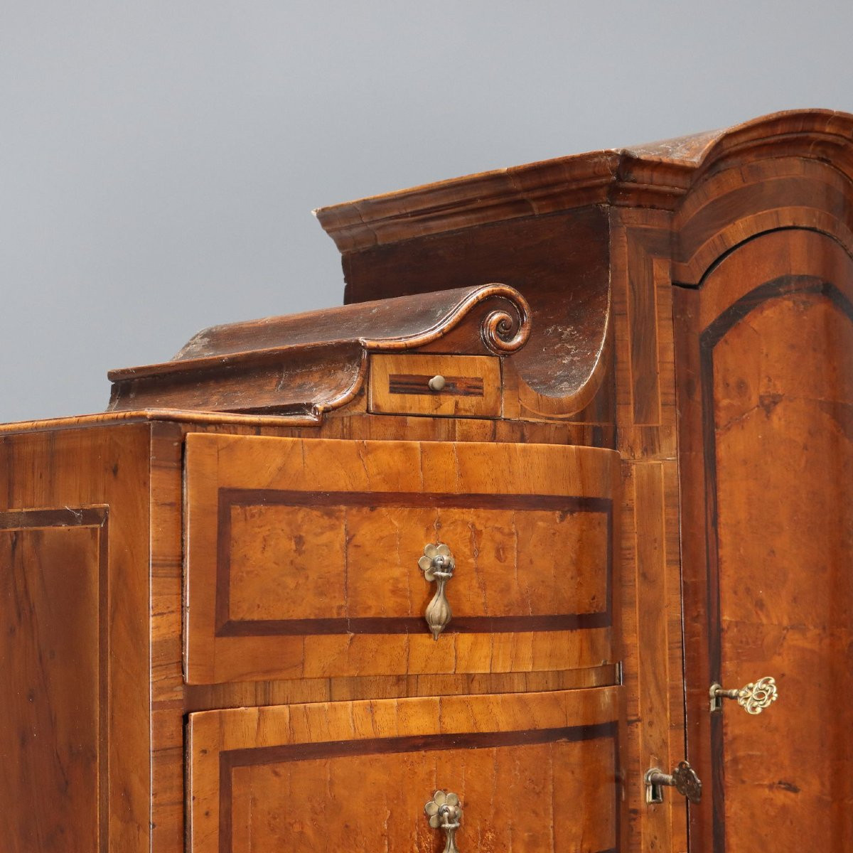 Coffret en loupe de noyer et d'érable avec garnitures en bois variées  Trente, XVIIIe siècle-photo-4