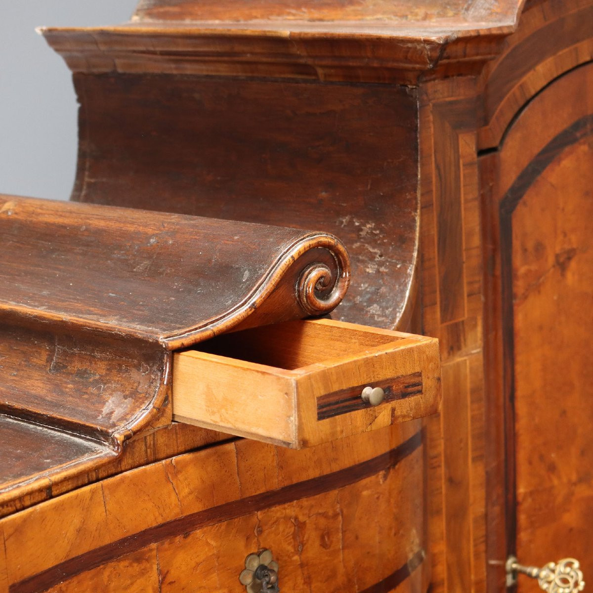 Coffret en loupe de noyer et d'érable avec garnitures en bois variées  Trente, XVIIIe siècle-photo-1