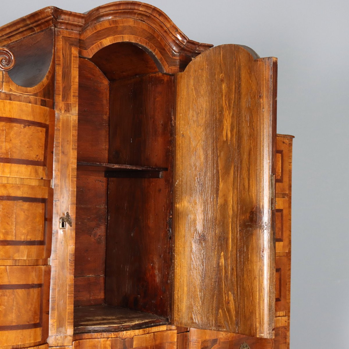 Coffret en loupe de noyer et d'érable avec garnitures en bois variées  Trente, XVIIIe siècle-photo-2