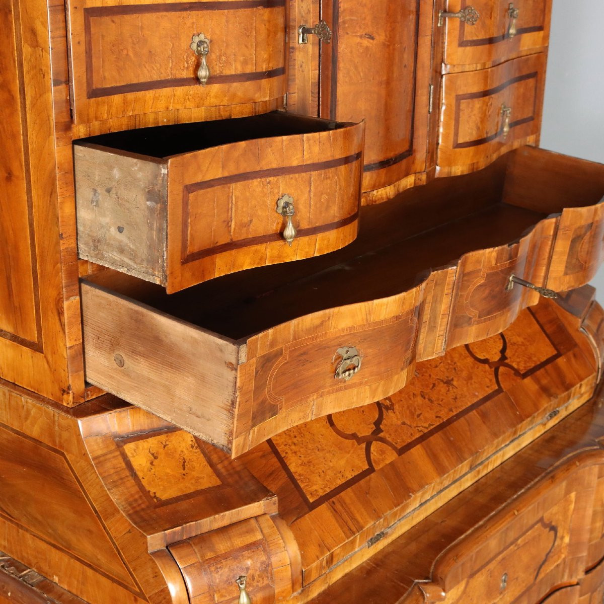 Coffret en loupe de noyer et d'érable avec garnitures en bois variées  Trente, XVIIIe siècle-photo-3