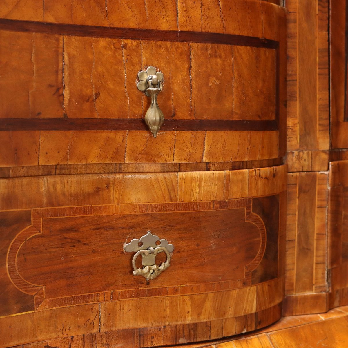Coffret en loupe de noyer et d'érable avec garnitures en bois variées  Trente, XVIIIe siècle-photo-4