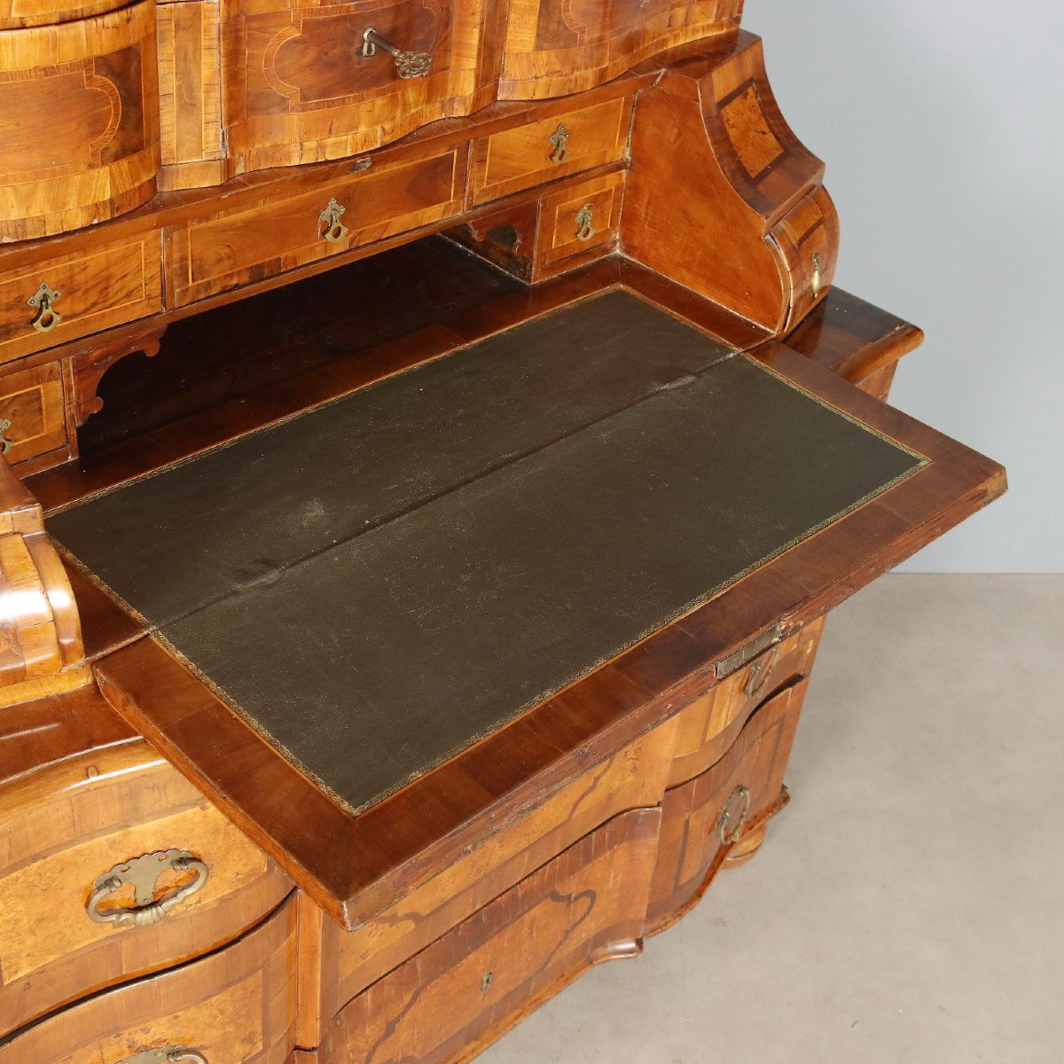 Coffret en loupe de noyer et d'érable avec garnitures en bois variées  Trente, XVIIIe siècle-photo-5
