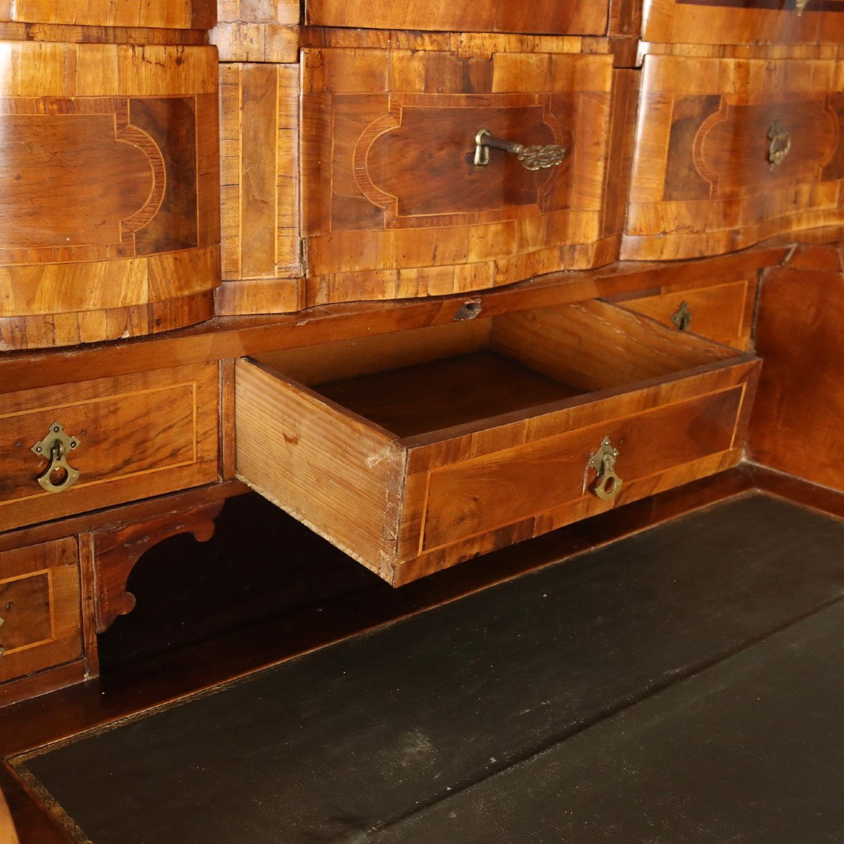Coffret en loupe de noyer et d'érable avec garnitures en bois variées  Trente, XVIIIe siècle-photo-6