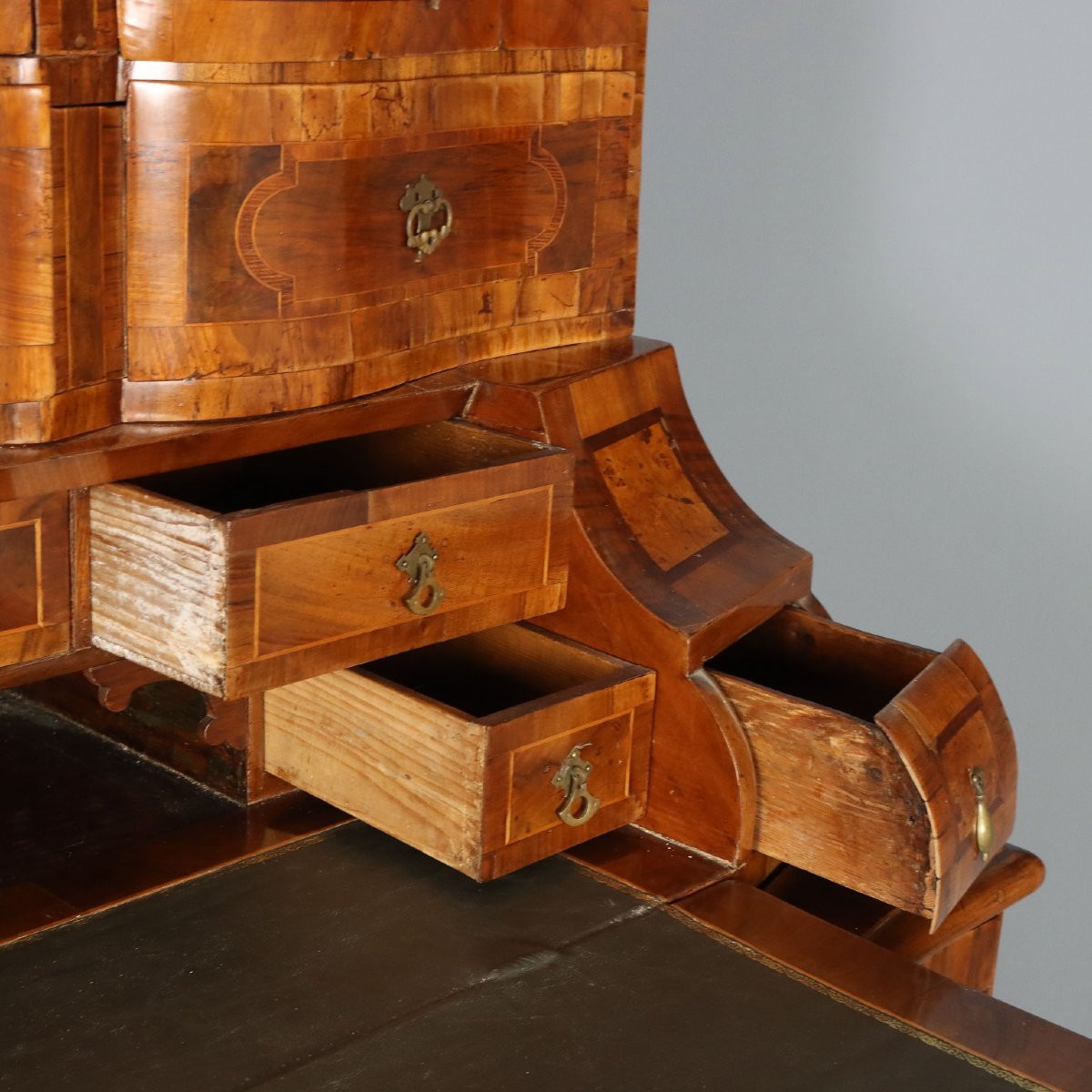 Coffret en loupe de noyer et d'érable avec garnitures en bois variées  Trente, XVIIIe siècle-photo-7