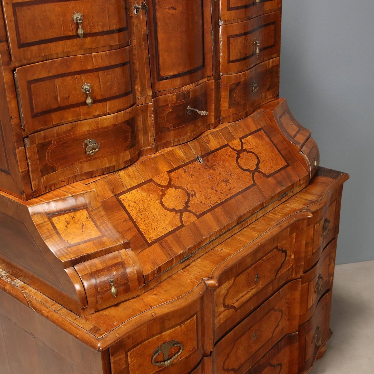 Coffret en loupe de noyer et d'érable avec garnitures en bois variées  Trente, XVIIIe siècle-photo-8