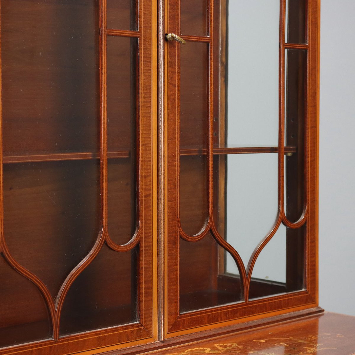 Early 20th-century English Neoclassical Display Cabinet-photo-2