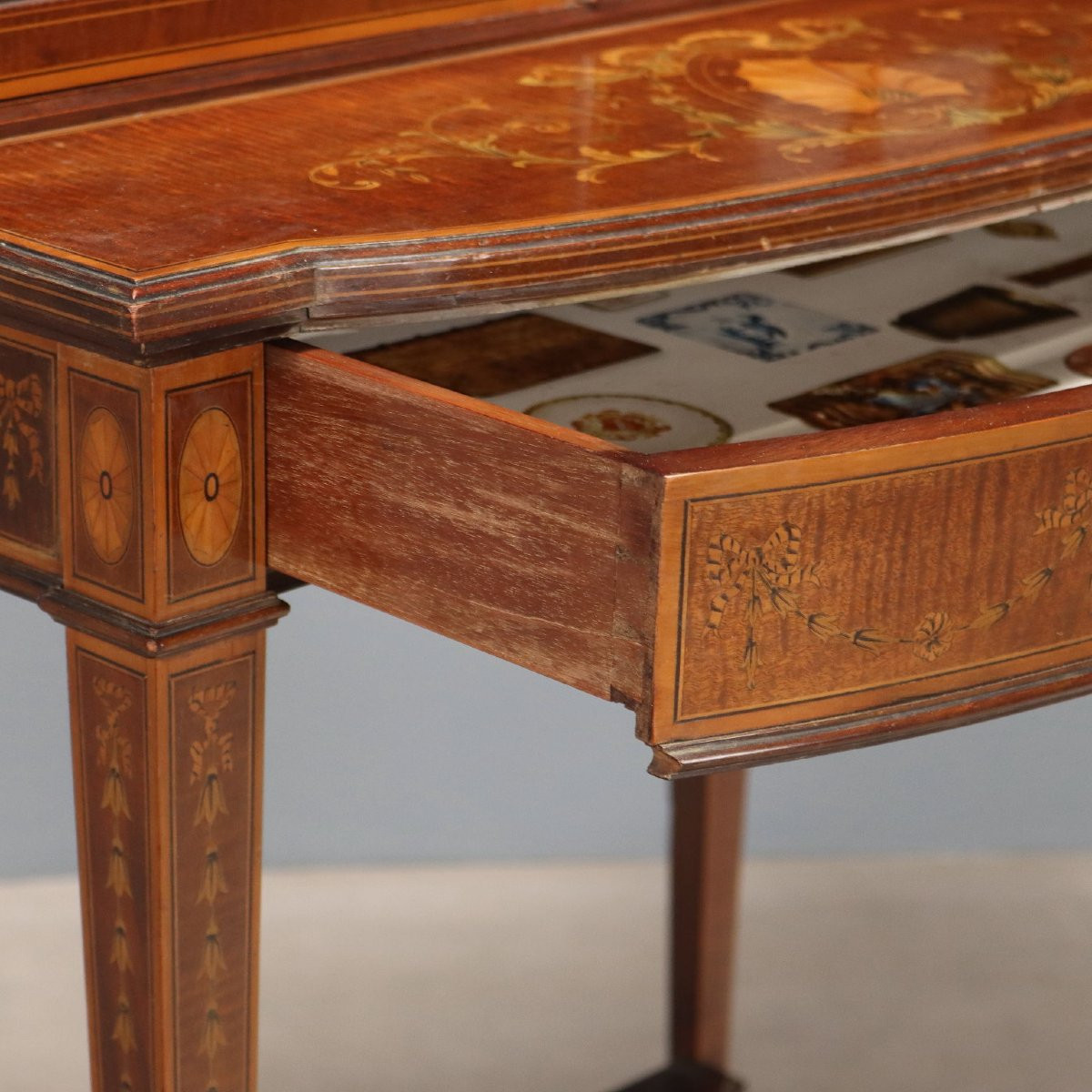 Early 20th-century English Neoclassical Display Cabinet-photo-4