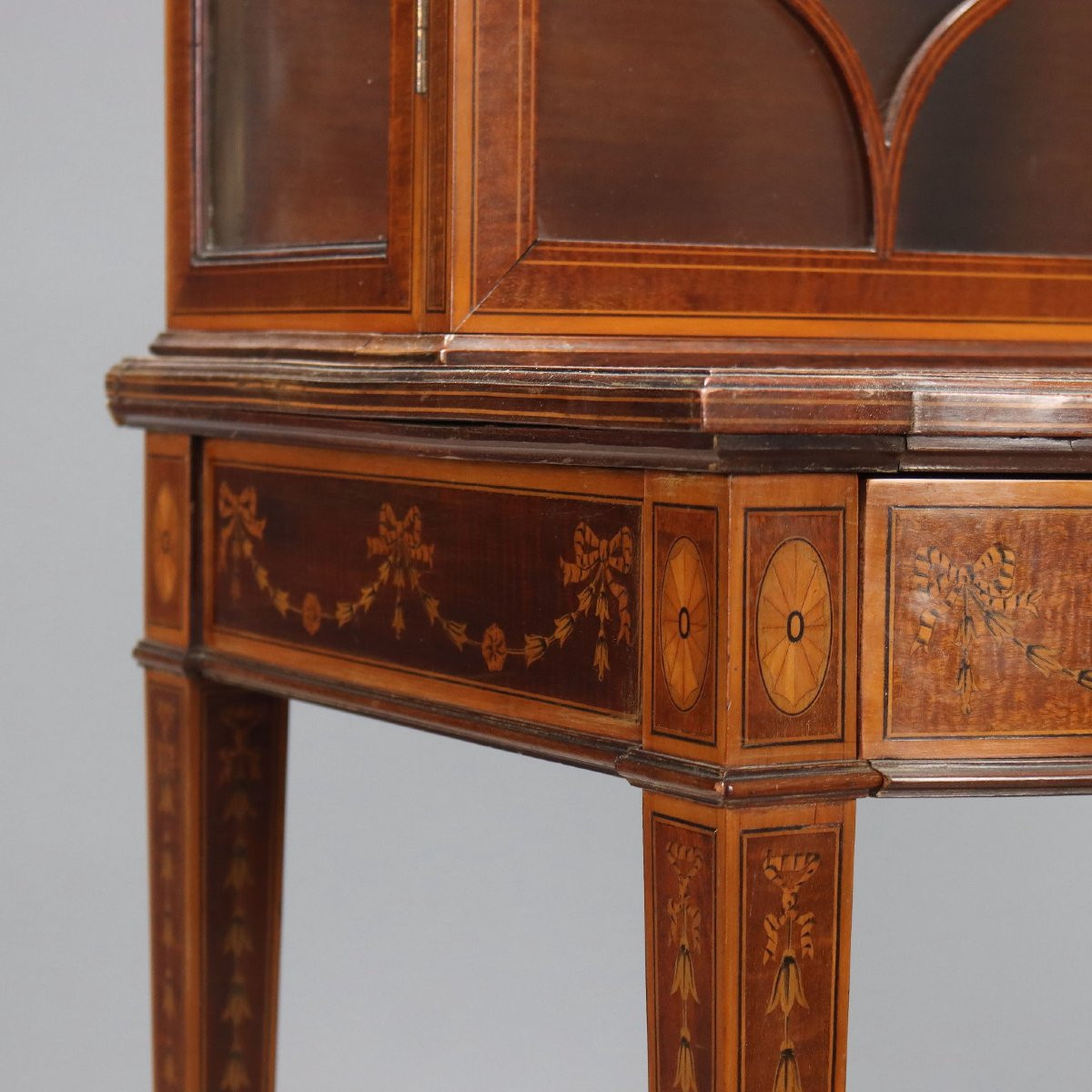 Early 20th-century English Neoclassical Display Cabinet-photo-5