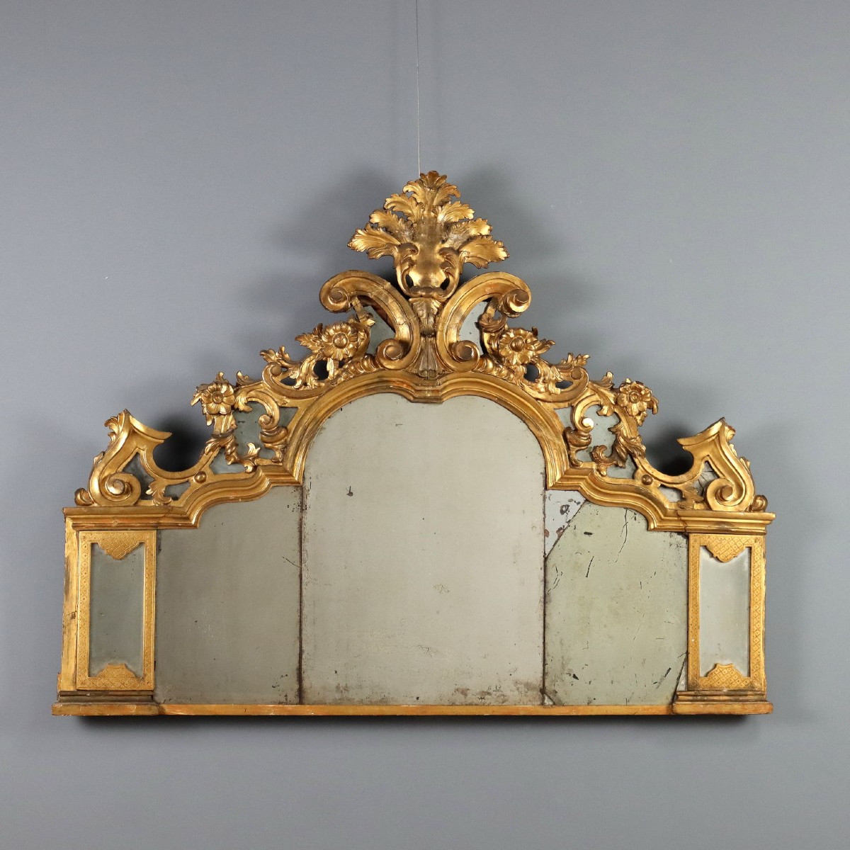 Miroirs de cheminée en bois sculpté et doré  Italie du XVIIIe siècle