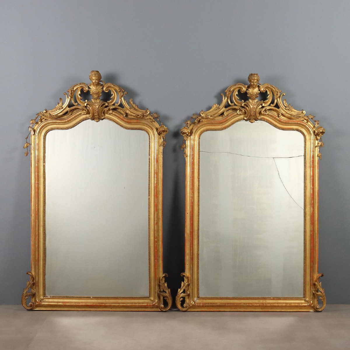 Paire de miroirs sculptés et dorés France, milieu du XIXe siècle