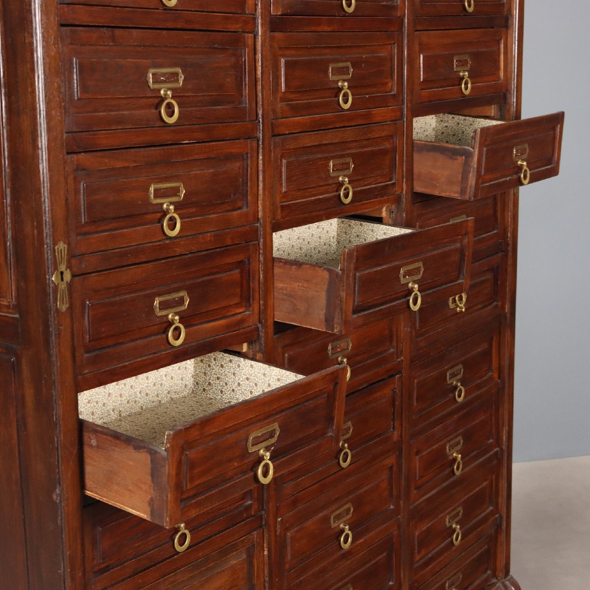 Early 20th-century Italian Walnut-stained Oak Chest Of Drawers-photo-3