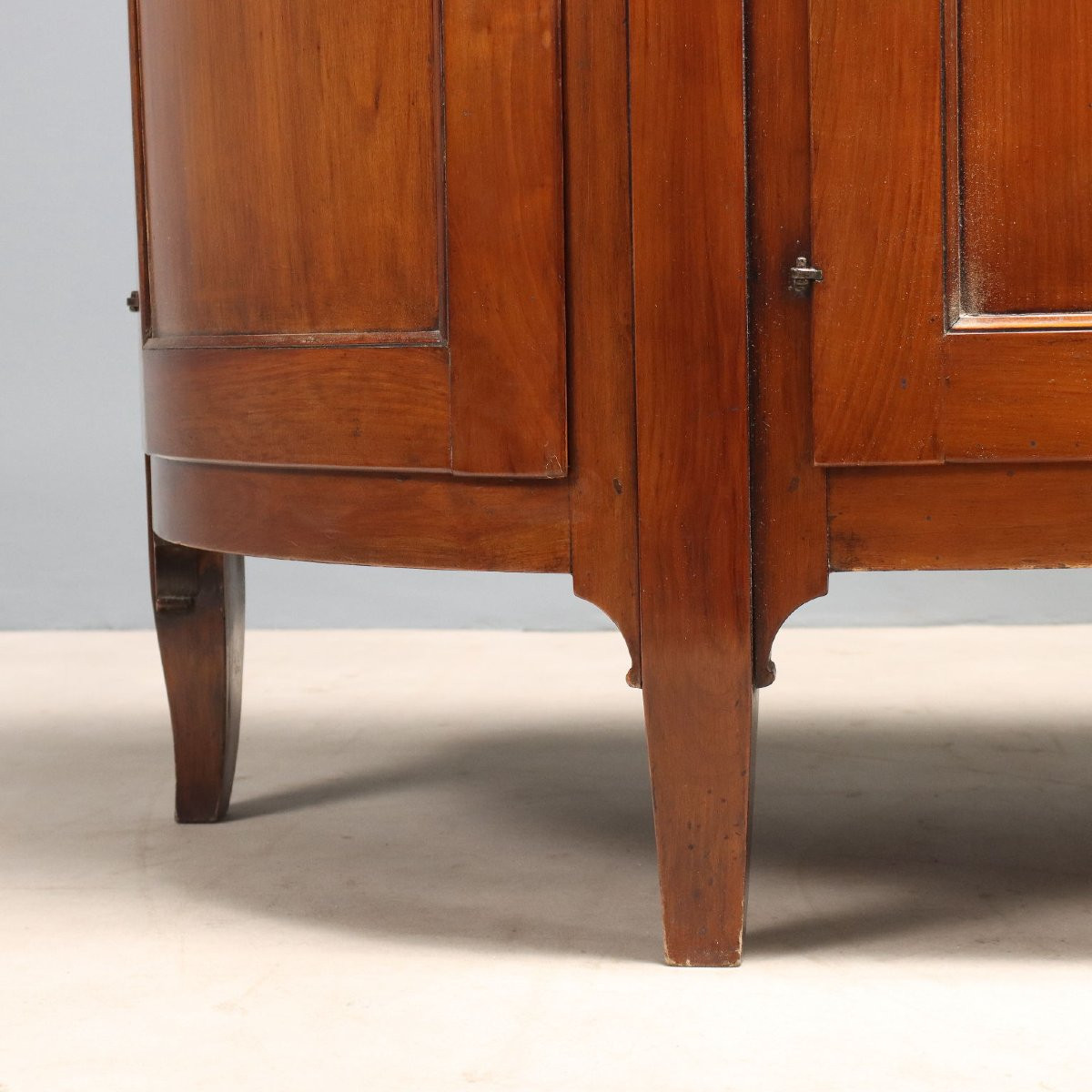 Early 20th-century Italian Cherry Wood Sideboard With Cutouts-photo-5