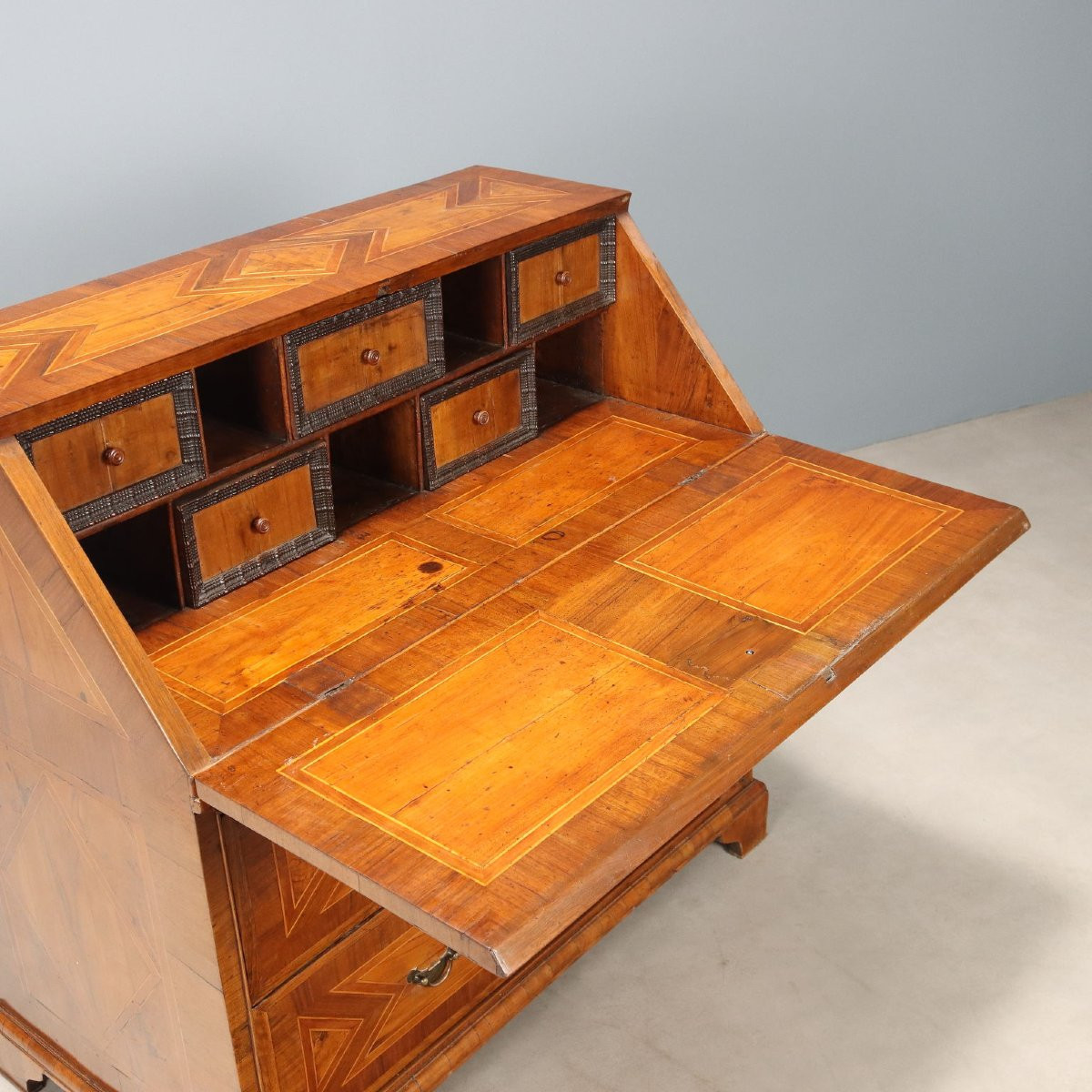 18th-century Central Italian Walnut Cabinet With Olive Wood Inlays-photo-7