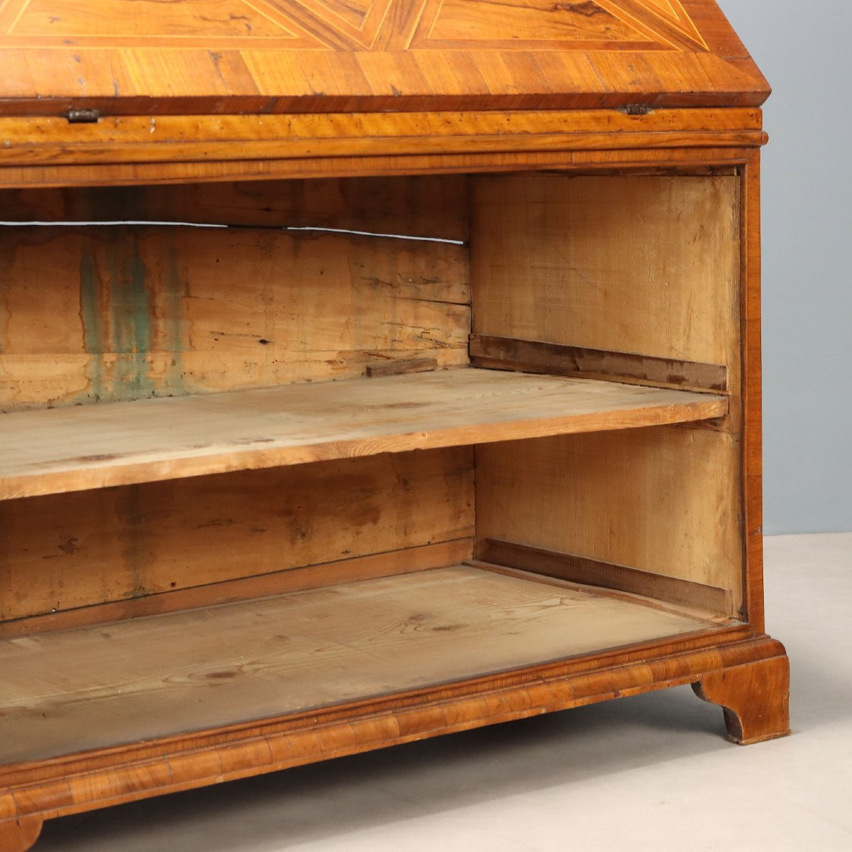 18th-century Central Italian Walnut Cabinet With Olive Wood Inlays-photo-8