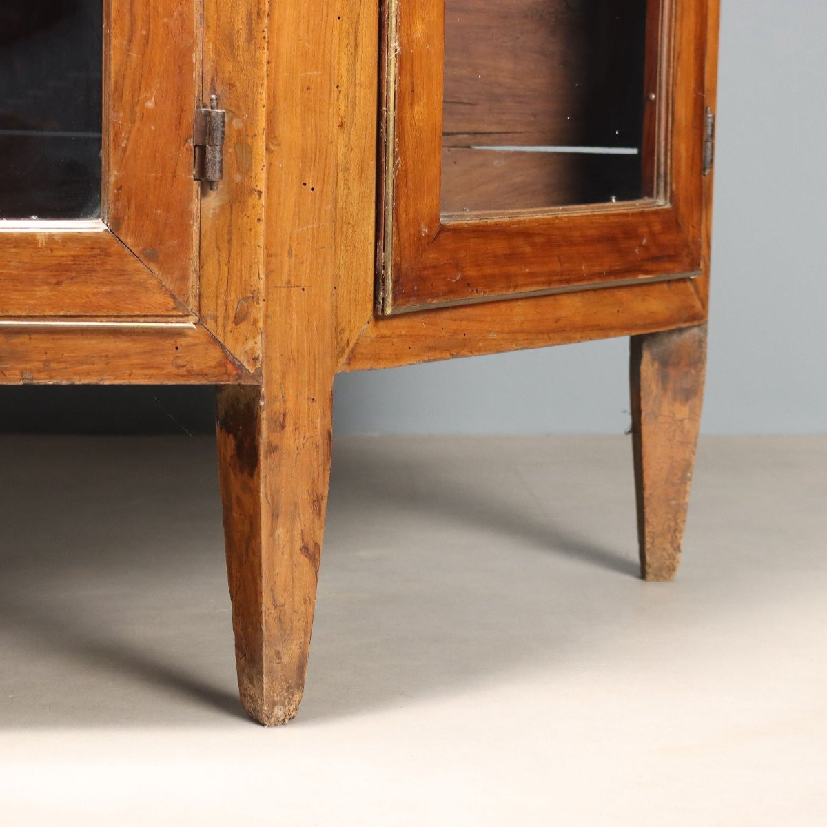 19th-century Italian Walnut Double-cabinet Sideboard With Cut-out Panels-photo-4