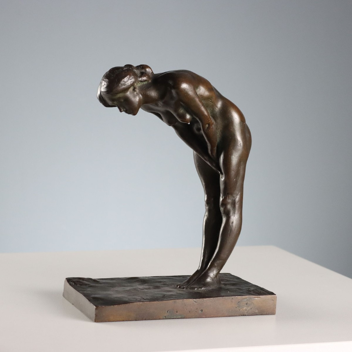 Nu féminin en bronze par Oreste Labò Italie, début des années 1900