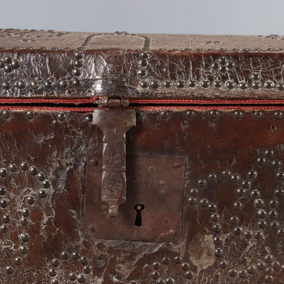 Coffre Ancien Cuir Tissu Bordeaux Espagne XVIIIe Siècle-photo-1