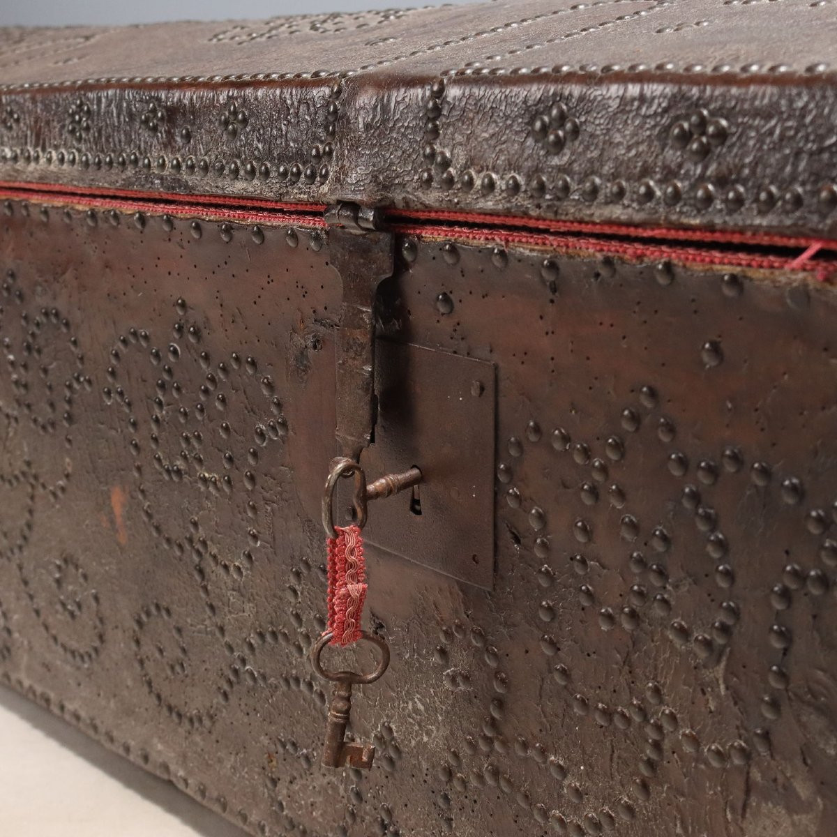 Coffre Ancien Cuir Tissu Bordeaux Espagne XVIIIe Siècle-photo-2