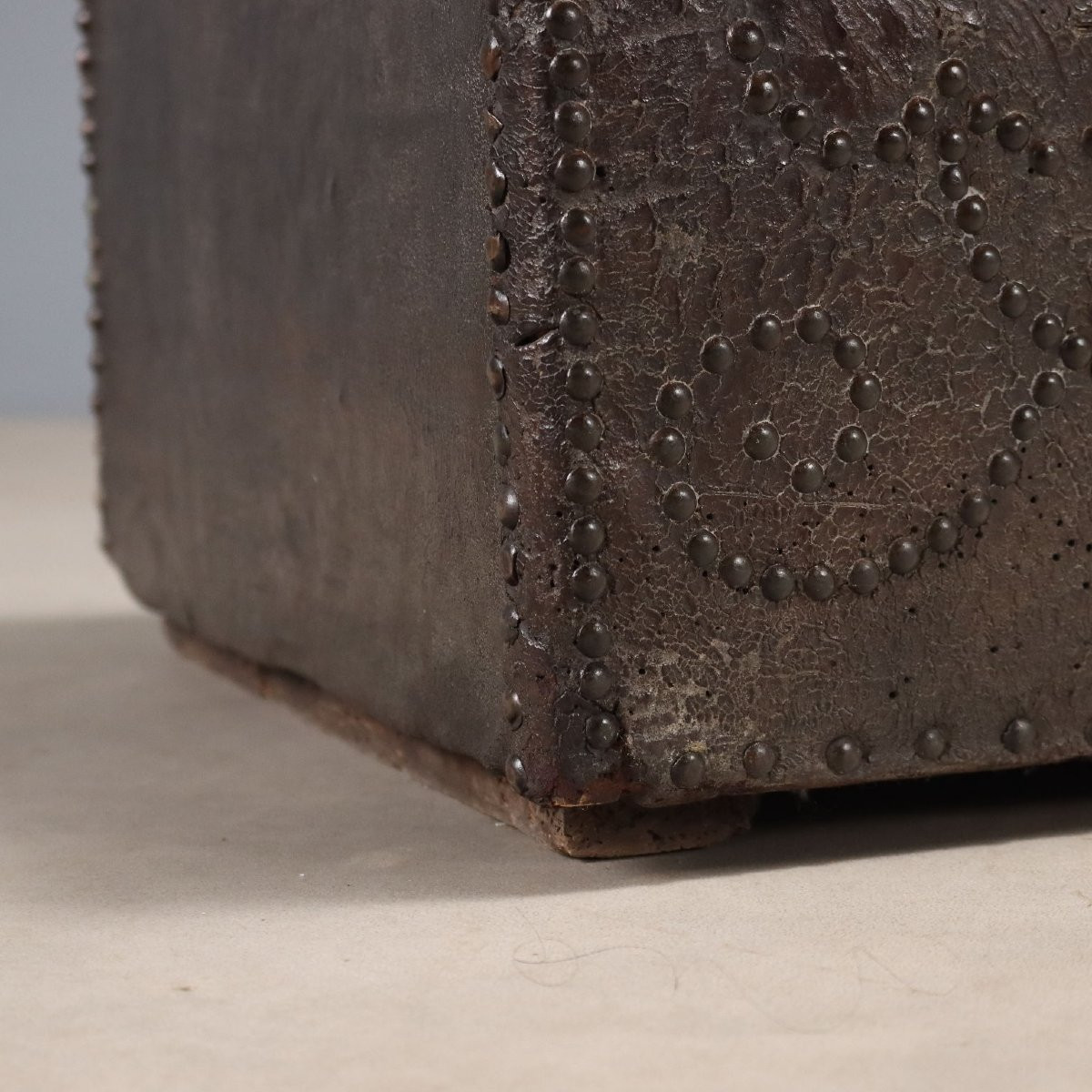 Coffre Ancien Cuir Tissu Bordeaux Espagne XVIIIe Siècle-photo-4