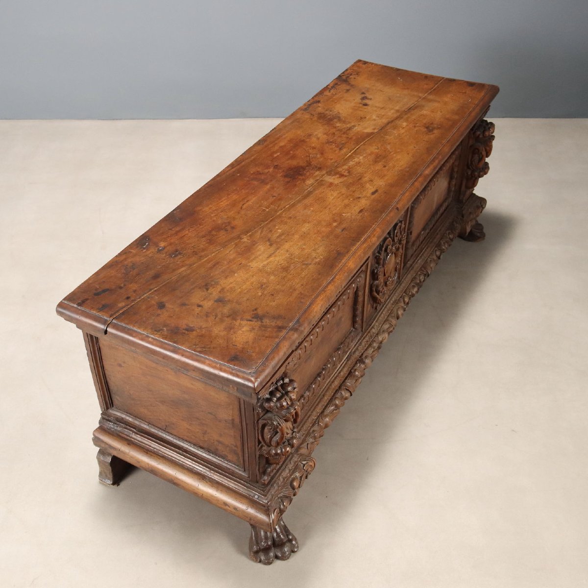 Early 17th-century Italian Baroque Walnut Chest-photo-3