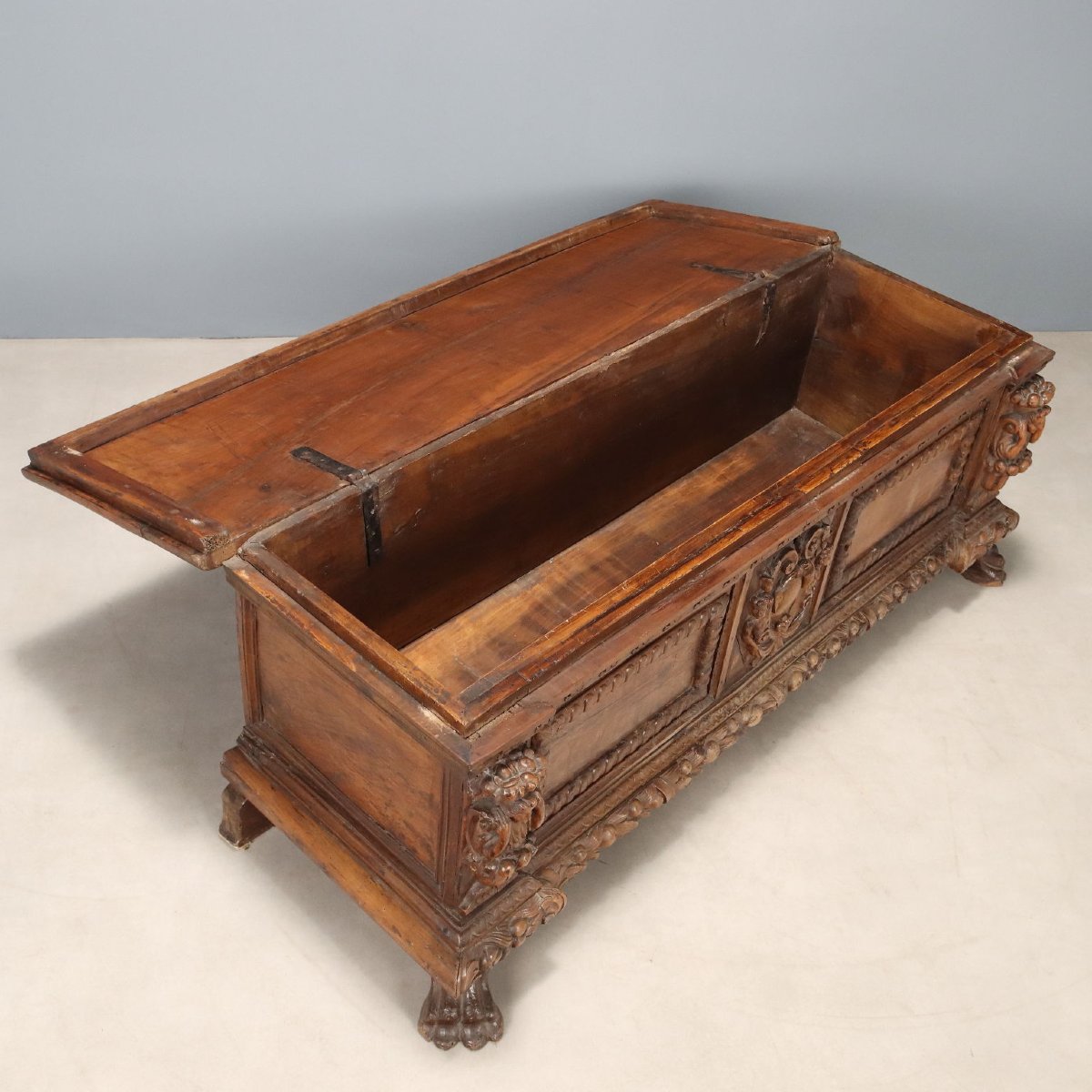 Early 17th-century Italian Baroque Walnut Chest-photo-3