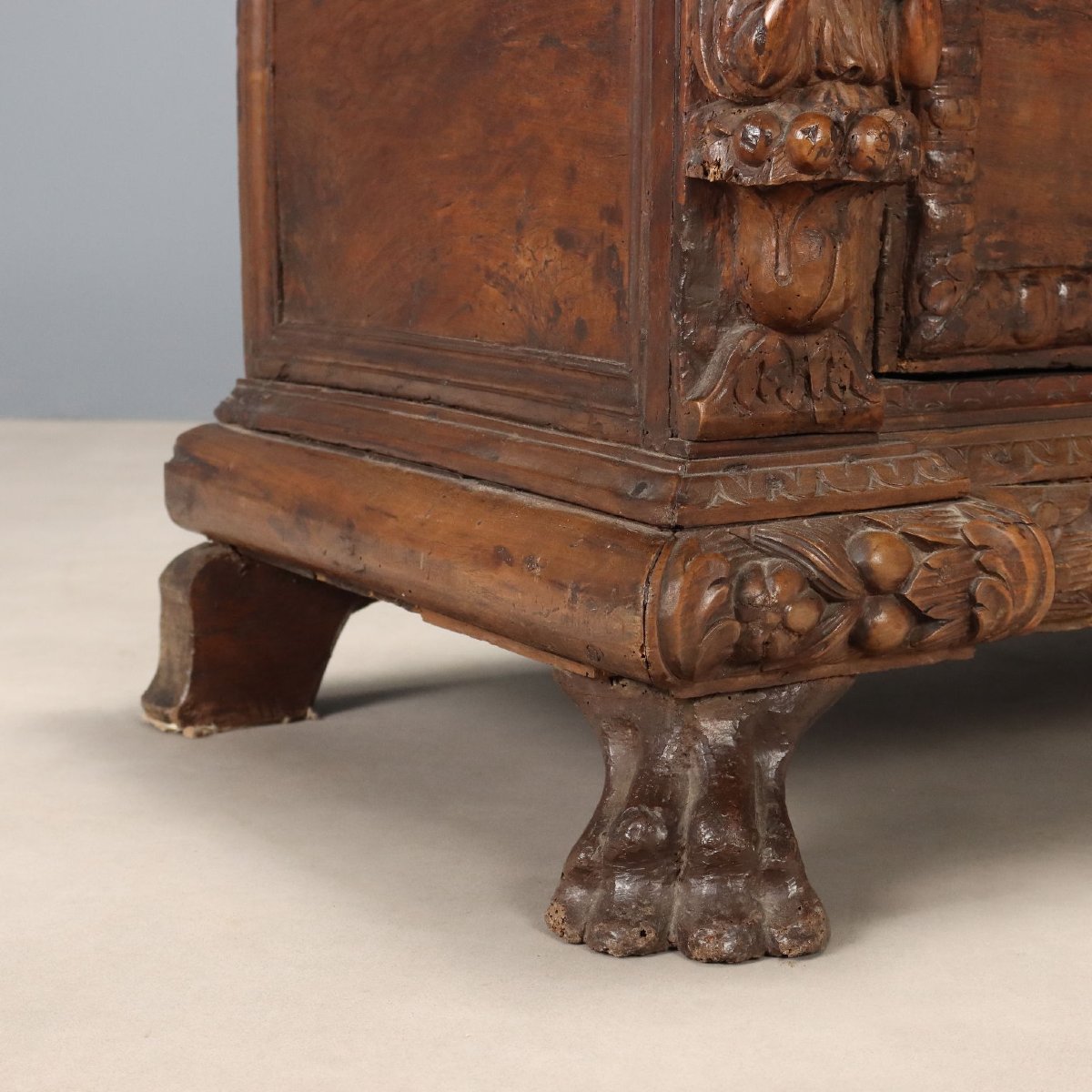 Early 17th-century Italian Baroque Walnut Chest-photo-6