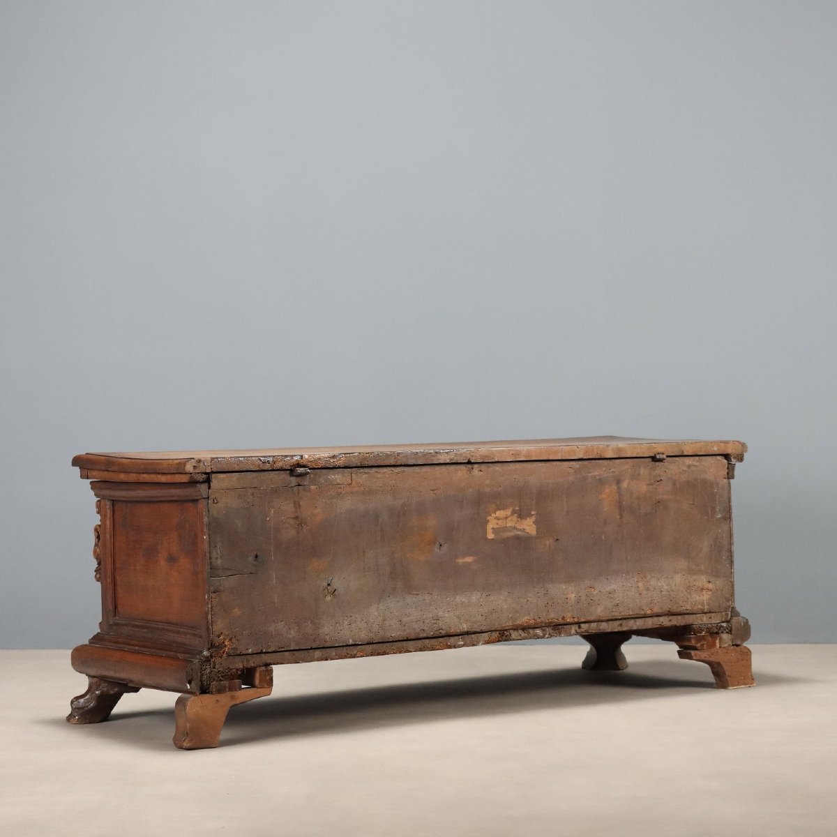 Early 17th-century Italian Baroque Walnut Chest-photo-8