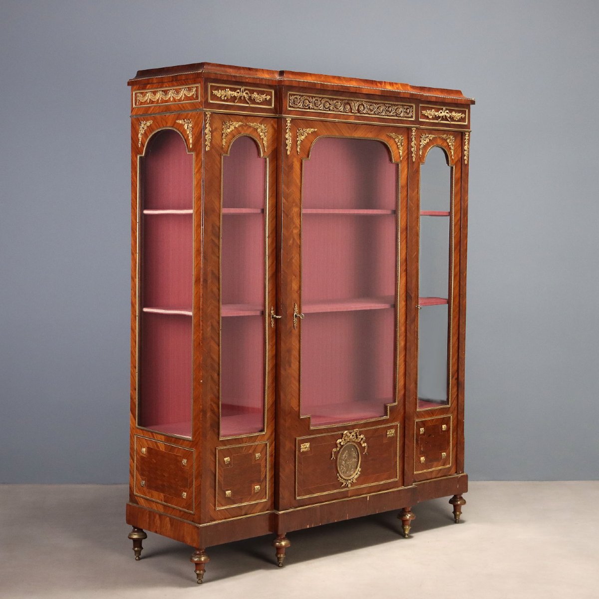 Bibliothèque en bois de violette avec bronzes ciselés et dorés  France, fin du XIXe siècle