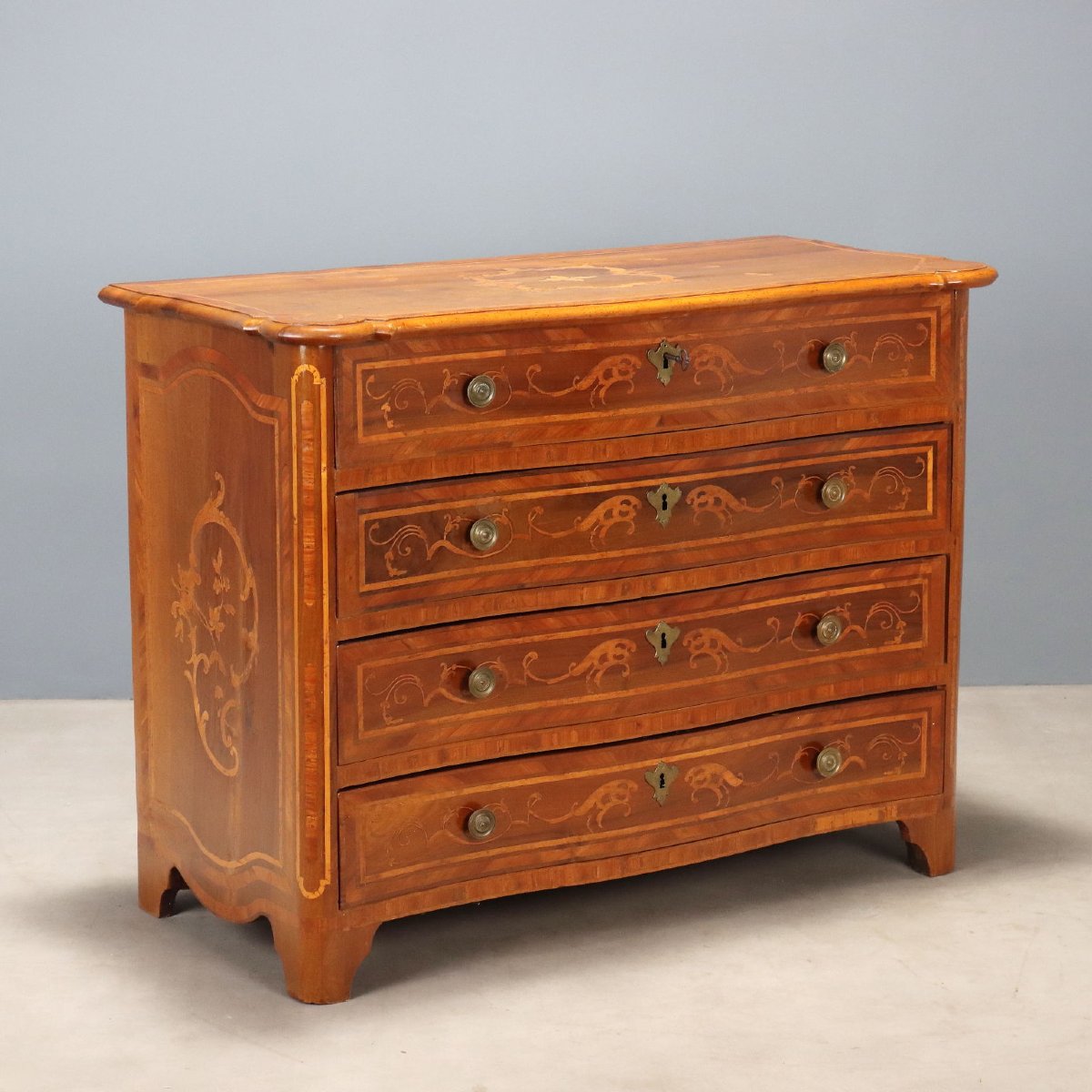 Commode baroque en noyer du XVIIIe siècle 